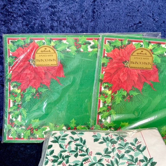2 SETS/SEALED VINTAGE HALLMARK PLACEMATS CARDBOARD 8 POINSETTIA & HOLLY &NAPKINS - Picture 3 of 14